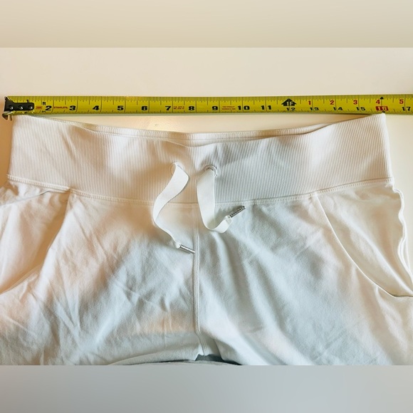 Lululemon Athletica White Jogger Crop Size 8 for Effortless Comfort - Picture 4 of 9